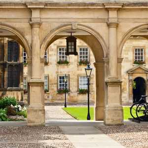 Hop on the open-top bus in Cambridge, United Kingdom – Discover top attractions, monuments, and hidden gems with a hop-on hop-off tour in 2026