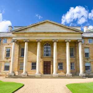 Explore Cambridge at your own speed with hop-on hop-off bus tours – Panoramic views, audio guides, and unlimited stops in 2026